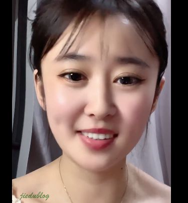 
都是有酒窝的美女，你觉得是一个人么